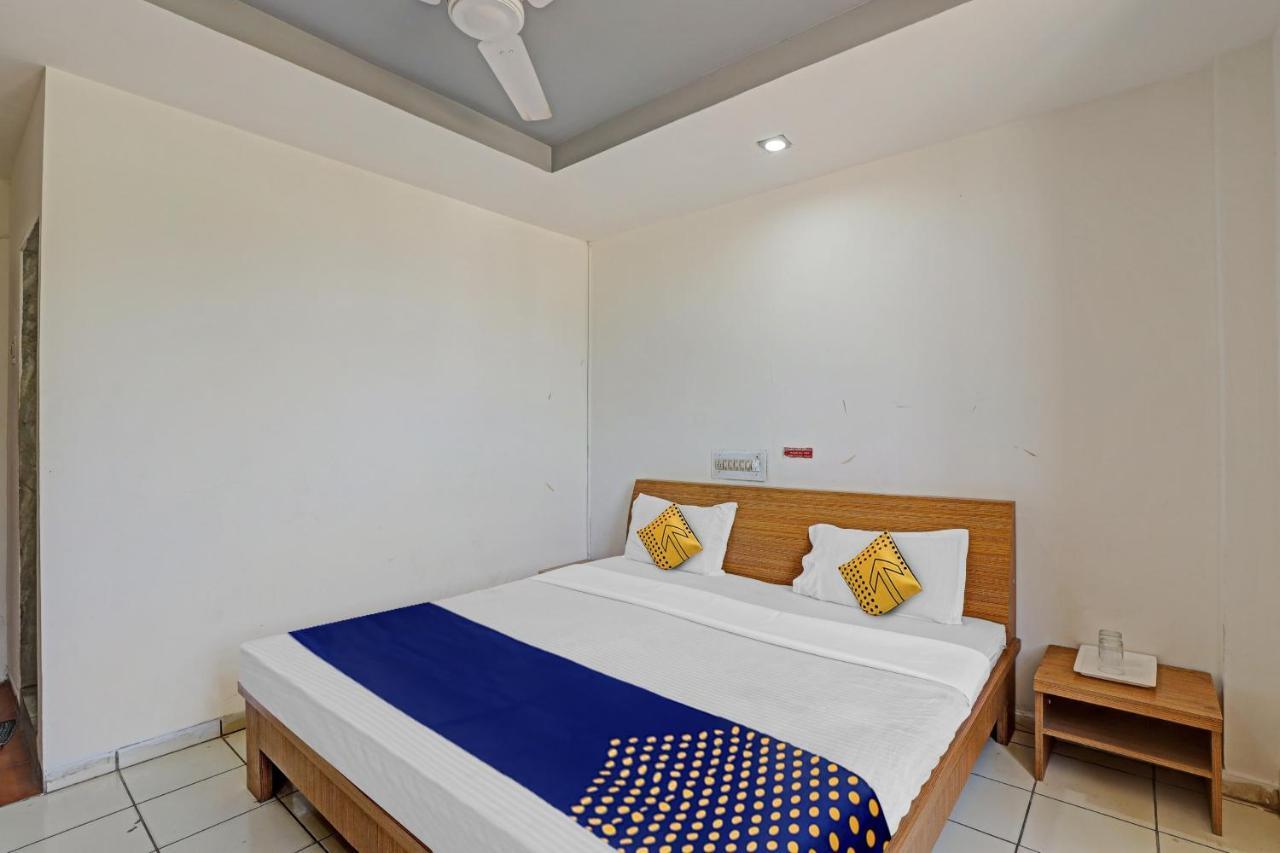 Oyo Flagship 80463 Hotel Mini Palace Vadodara Eksteriør bilde