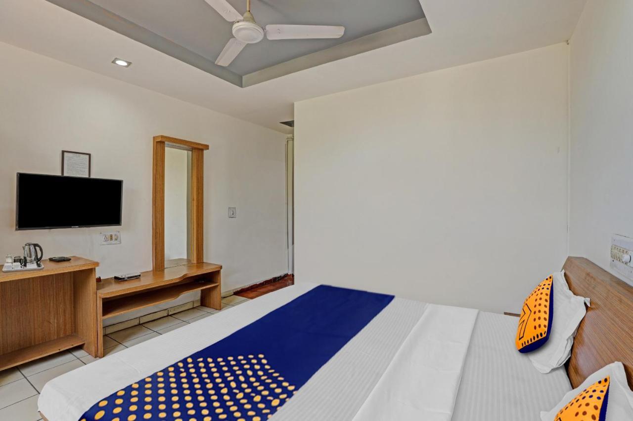 Oyo Flagship 80463 Hotel Mini Palace Vadodara Eksteriør bilde