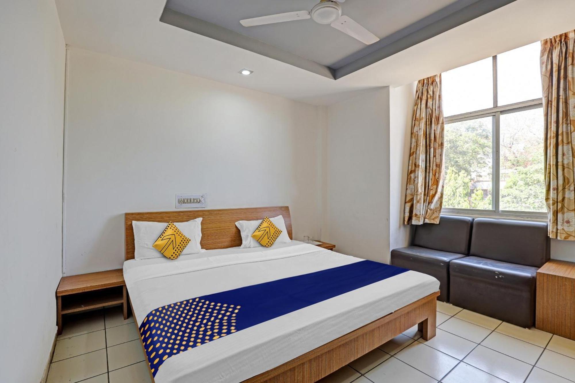 Oyo Flagship 80463 Hotel Mini Palace Vadodara Eksteriør bilde